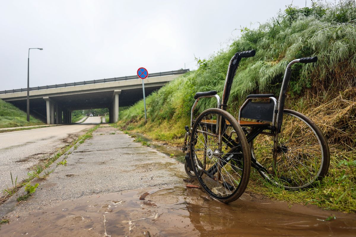 Hátborzongató tárgy keresi gazdáját Tatabánya kieső utcájában