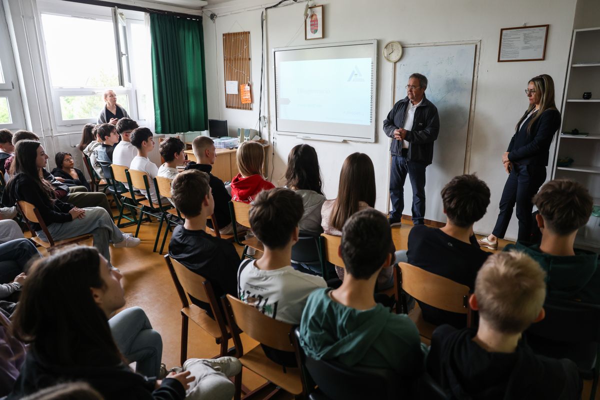 A legtöbb nyolcadikos már fogyasztott drogot – legalábbis a szó szakmai értelmében. Tatán most négyrészes drogprevenciós sorozat indult, hogy időben felnyissa a diákok szemét, mielőtt valaki tényleg veszélyes szerekhez nyúlna.