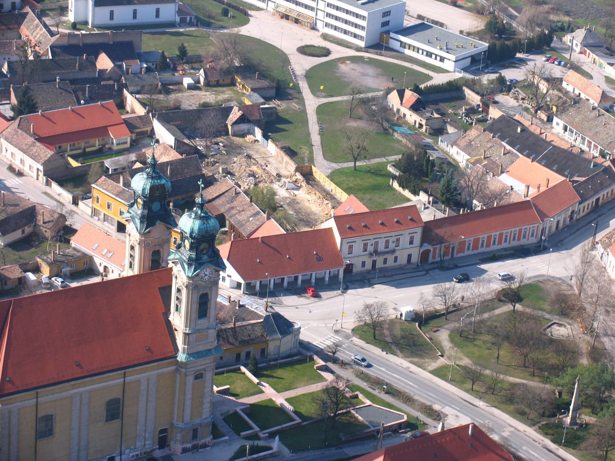 Két évtizede újraindult a református oktatás Tatán, ott, ahol már 1608-ban is iskola állt. Idén 20 éves a tatai refi, ahol mára ötszörösére nőtt a tanulók száma.