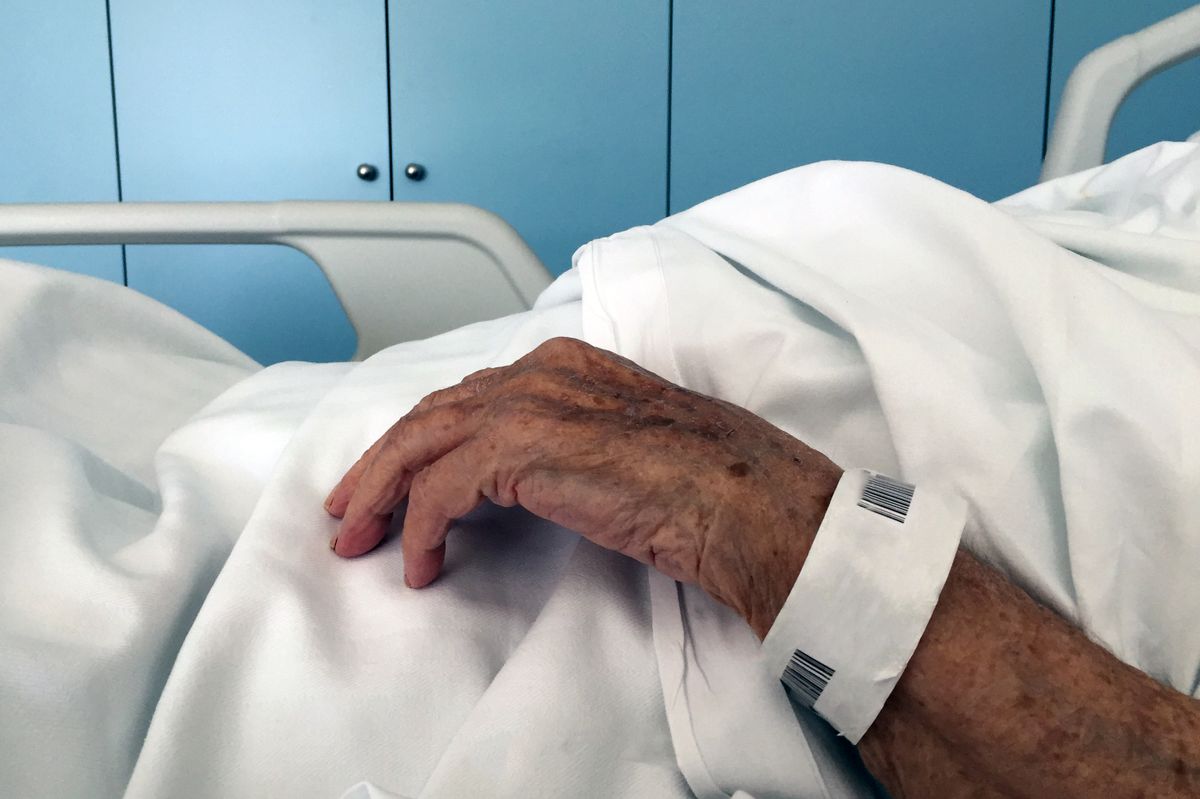 Egy nyugalmasnak indult séta végzetes fordulatot vett a város főutcáján. Egy agresszív férfi viselkedése miatt egy nyugdíjasnak kellett meghalnia.