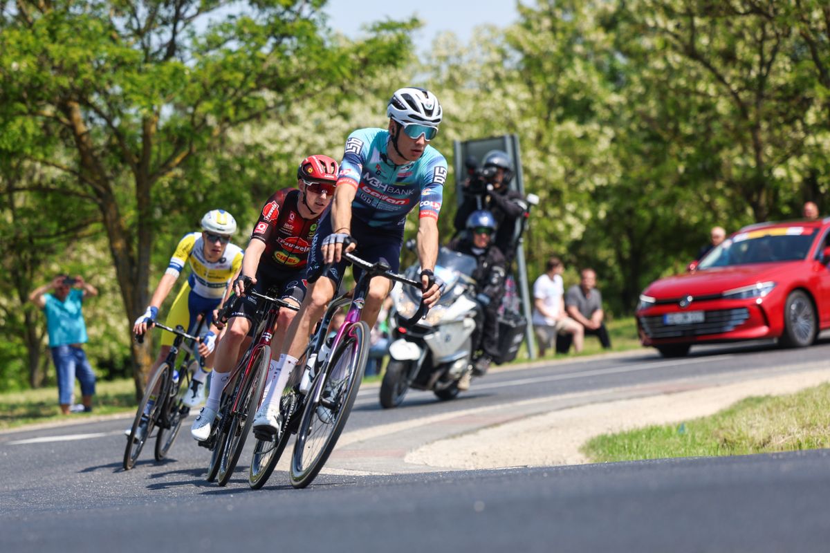 Holland győzelemmel zárult a Magyar Kerékpáros Körverseny első szakasza. A 46. Tour de Hongrie nyitánya a budapesti rajt mellett vármegyénkről is szólt. Dadon csodálatos koreográfiát mutattak be a dadi Európa-bajnokságra készülő művészkerékpárosok.
