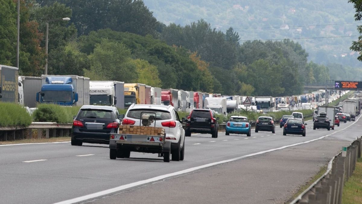 Az M1-es autópálya bővítése miatt számos munkálat zajlik a sztrádán