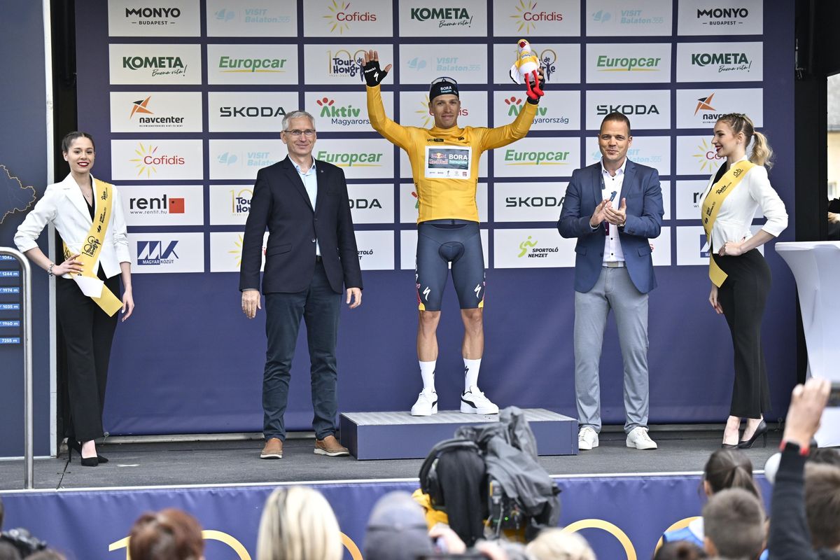 Folytatódott a magyar kerékpársport ünnepe. Az első szakaszhoz hasonlóan a Veszprém-Siófok etap során is a holland Danny van Poppel bizonyult a leggyorsabbnak a Tour de Hongrie-n. A legjobb magyarnak járó fehér trikót pénteken is Pelikán János viselheti.