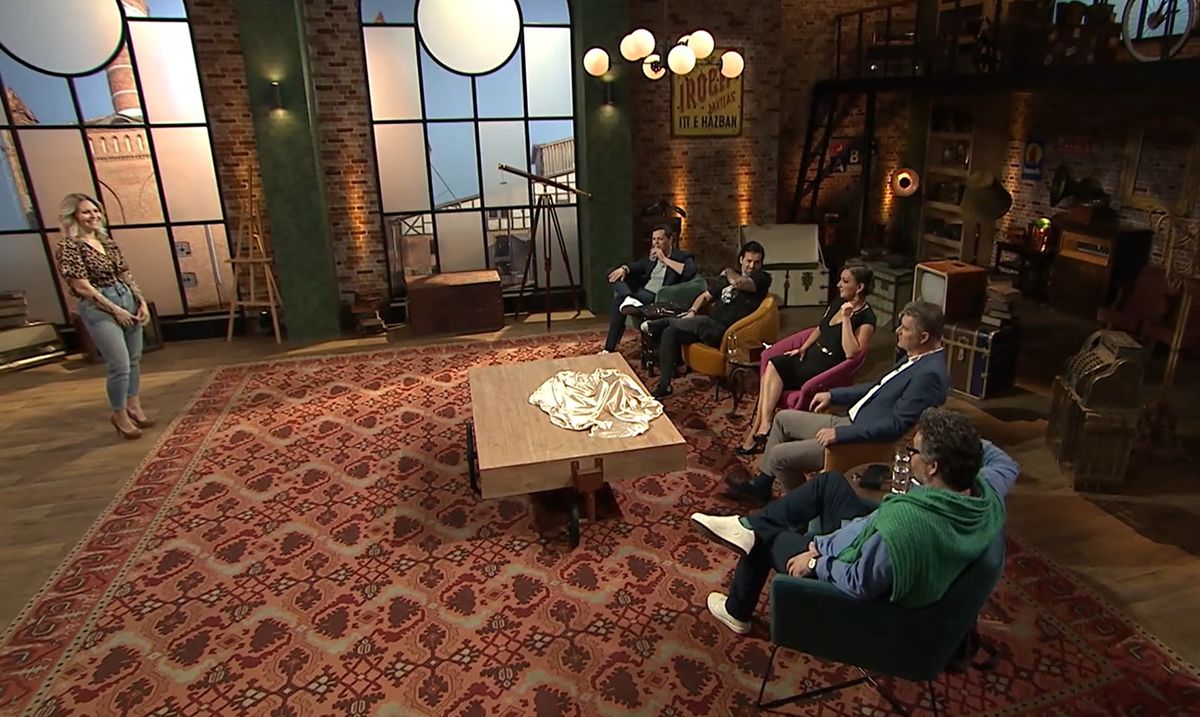 A tatai énekesnő nemcsak különleges porcelánnal, hanem lenyűgöző előadásával is színpadra lépett. A Kincsvadászokat egy Lady Gaga-dallal nyűgözte le.