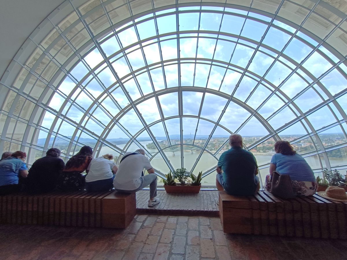 Az esztergomi bazilika kupolájából és a Panorámateremből pedig olyan kilátás nyílik, amelyért egészen biztos megéri lépcsőzni.