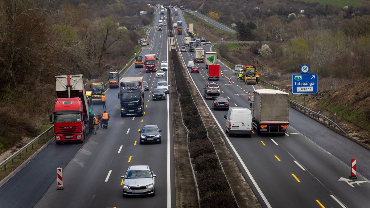 A torlódások miatt két személyautó is a szalagkorlátnak ment