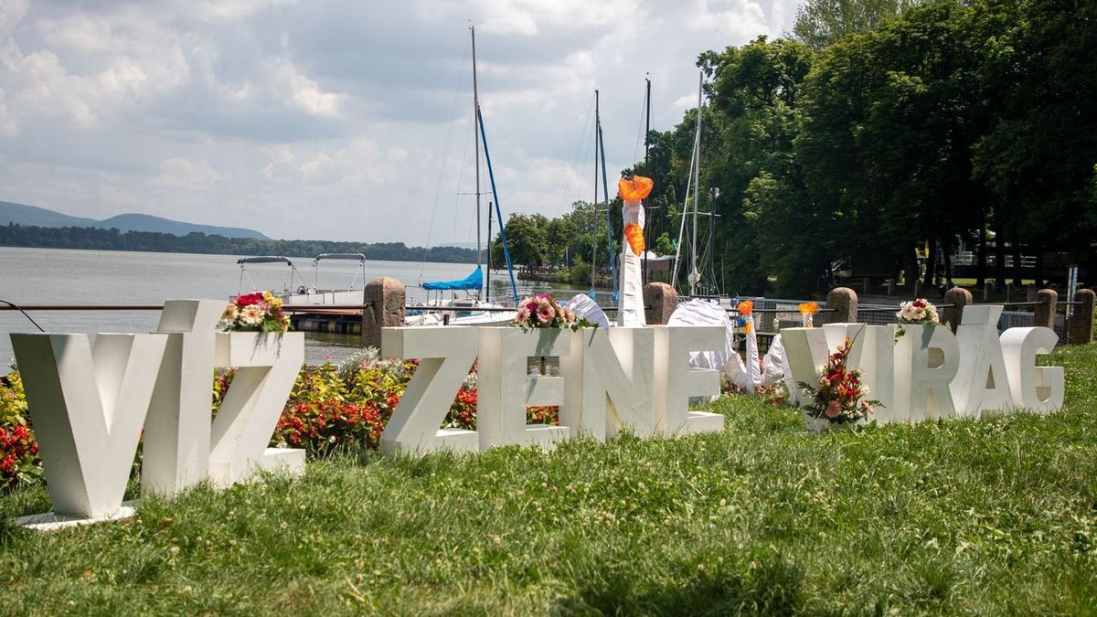 Színes lampionok a vízen, nyáresti koncertek a vár tövében, sörpadok, forgatag, tűzijáték. A Víz Zene Virág Fesztivál visszatér, méghozzá úgy, hogy a tataiak végre valóban otthon érezhetik magukat a saját városi ünnepükön.