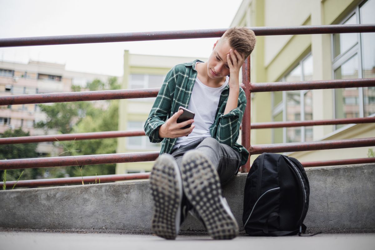 Egyre több országban merül fel a radikális ötlet, hogy betiltsák a 15 év alatti gyermekek számára az online platformokat. A közösségi média használata körül kialakult vita most újabb országokban robbant ki, miután súlyos incidensek történtek.