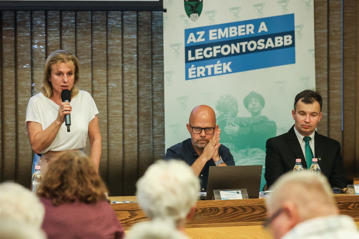 Május 4-én tartották a tatabányai lakossági fórumot az új T-Busz változások miatt. A tervezett autóbusz menetrend miatt egymásnak esett lakos és képviselő.