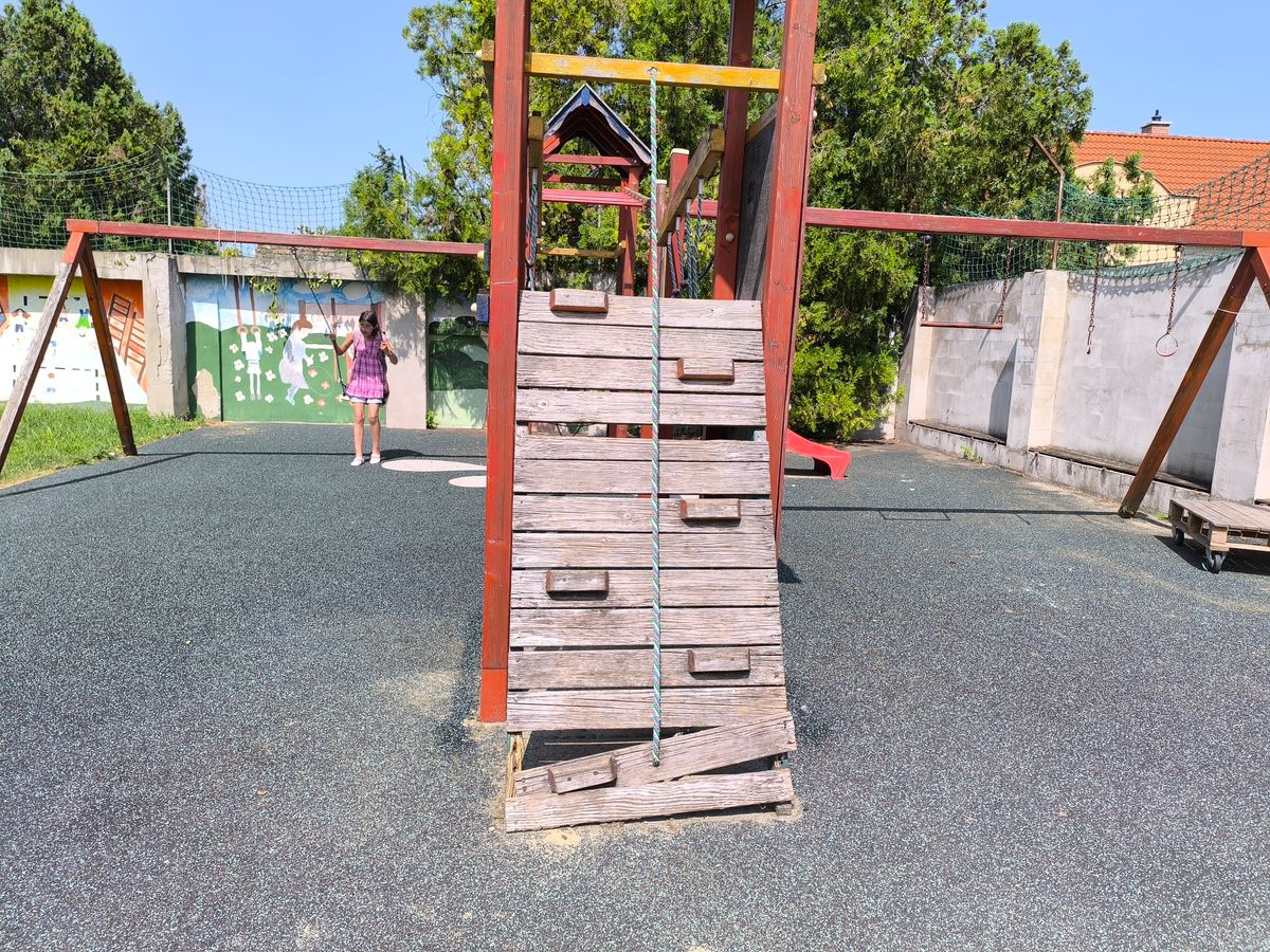 Hiába áll ott a hinta, a csúszda és a mászóka – a gyerekek évek óta csak nézhetik az udvar végében porosodó játékokat. A tatai Vasszari iskolában a hátsó udvar mára tiltott játszótér lett.