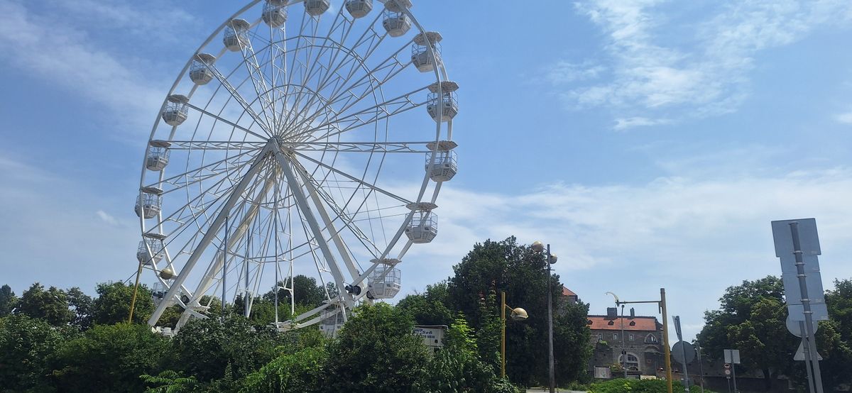 Különleges látvánnyal és attrakcióval készülnek Tatán a pénteken kezdődő három napos fesztivál alatt. A Víz Zene Virág fesztiválon idén először óriáskerékről is megcsodálható lesz a város.