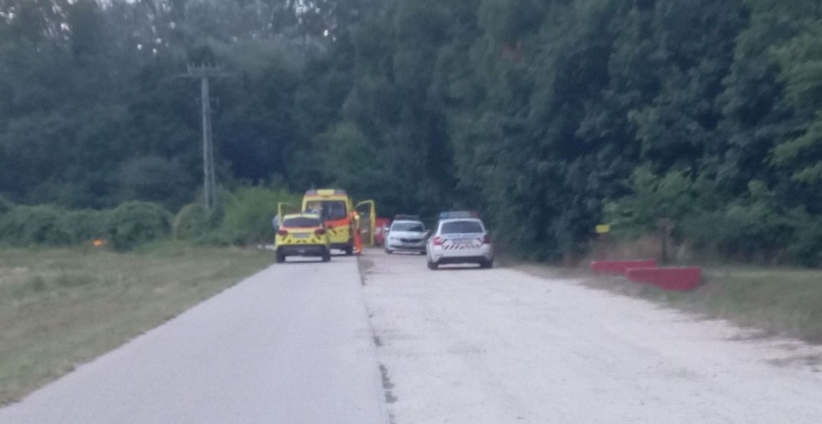 Egy idős kerékpáros életéért küzdöttek hétfő este a mentők a Tata és Tatabánya közötti kerékpárúton. A halálos kerékpárbaleset helyszínéről mentő vitte kórházba a másik sérültet.