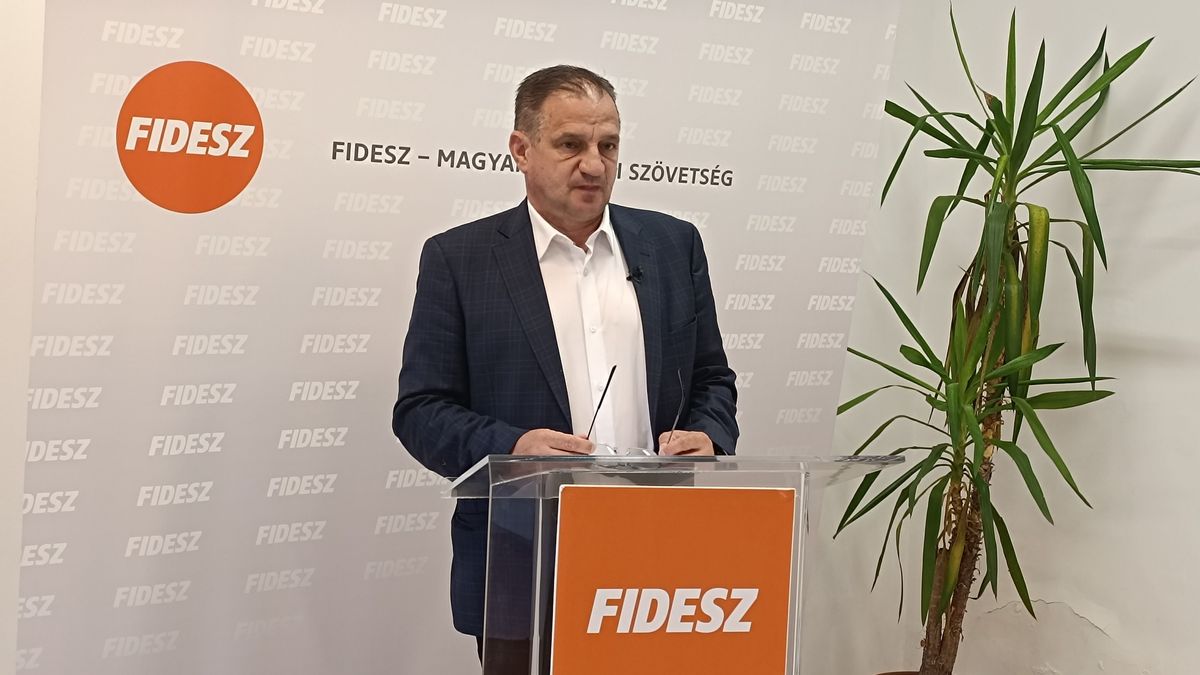 Ukrajna uniós csatlakozásának veszélyeiről és a VOKS 2025 vélemény-nyilvánító szavazással kapcsolatban tartott tájékoztatót Erős Gábor Esztergomban.
