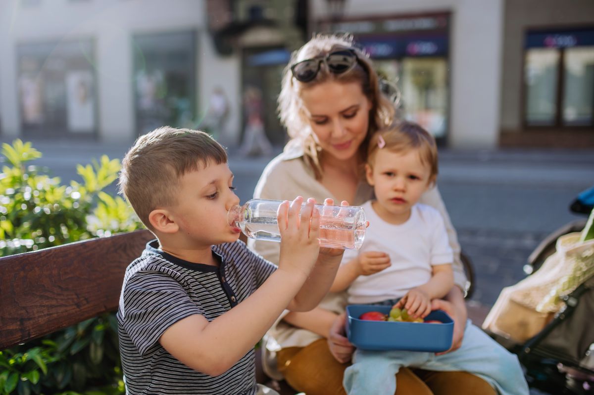 A nyári meleg nemcsak a felnőtteket, hanem a legkisebbeket is próbára teszi. Kánikula gyerekkel: fontos, hogy fokozottan figyeljünk a kisgyermekek biztonságára és komfortjára.