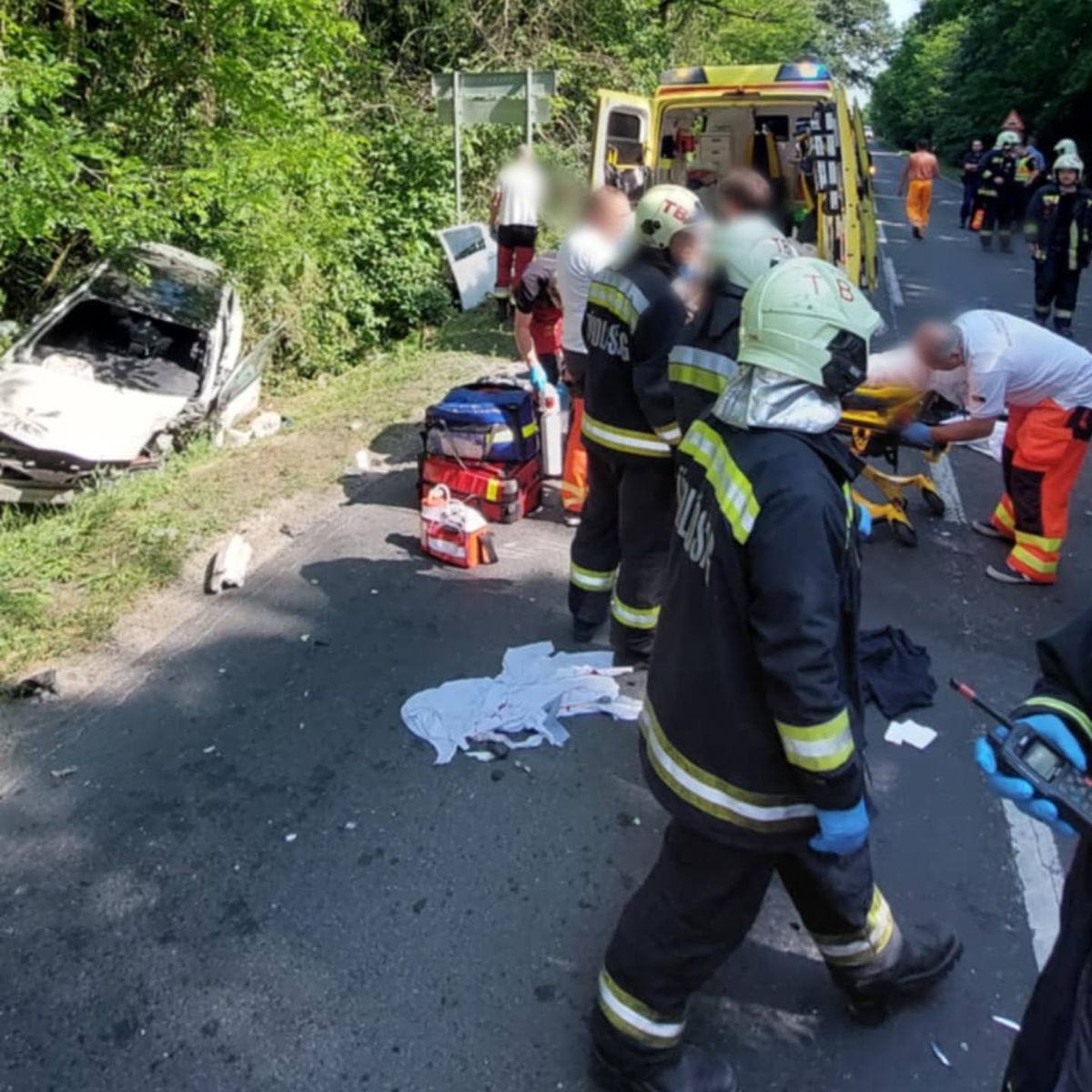 Kamion ütközött személyautóval a 8119-es úton, a súlyos baleset Kecskéd közelében történt. A helyszínre mentőhelikoptert is riasztottak