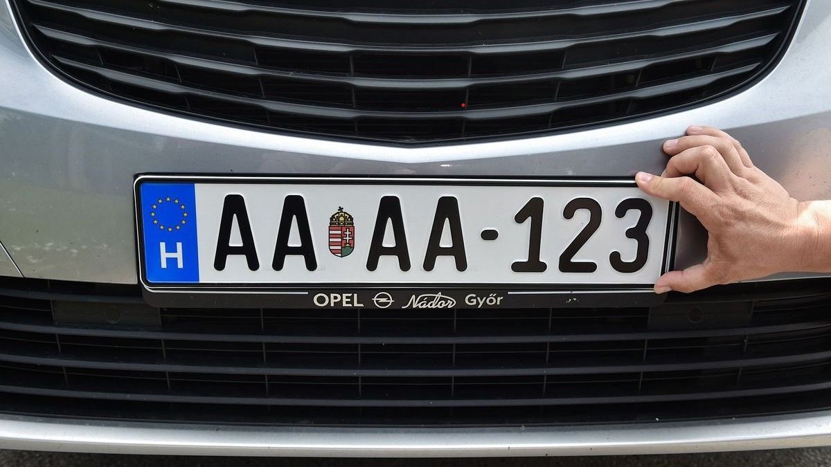 Körözött autókat keresnek Tatán, soroljuk, melyik az a 6