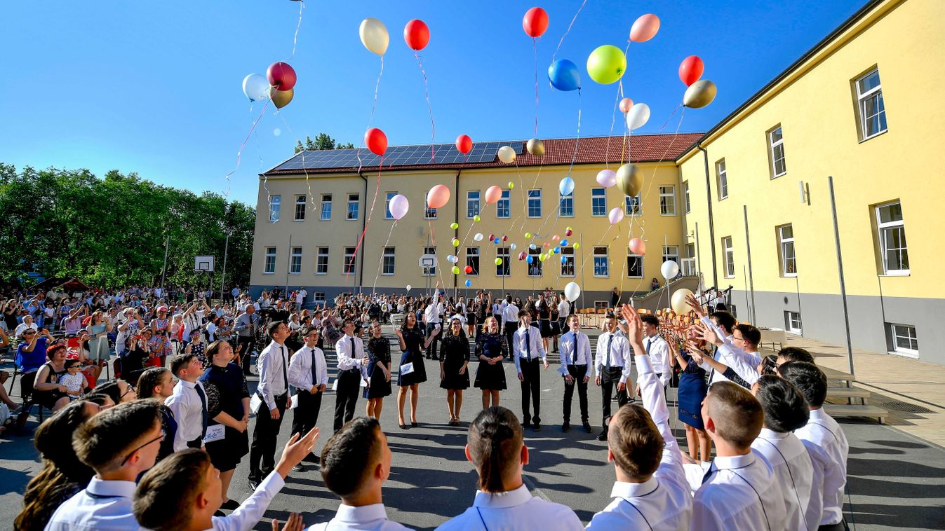 Daloskönyvet kapnak a ballagó nyolcadikosok