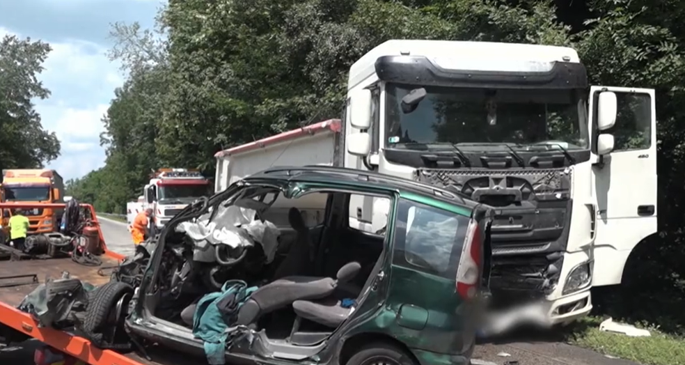 Videó: halálos baleset történt az 1-es főúton, a sofőrnek esélye sem volt