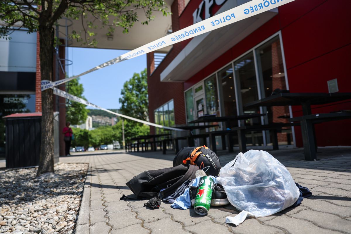 Új információk derültek ki a kora délután fegyveresről. A férfit már reggel is látták tatabányai KFC és az üzletsor körül. Szemtanúk számoltak be a riadalomról.