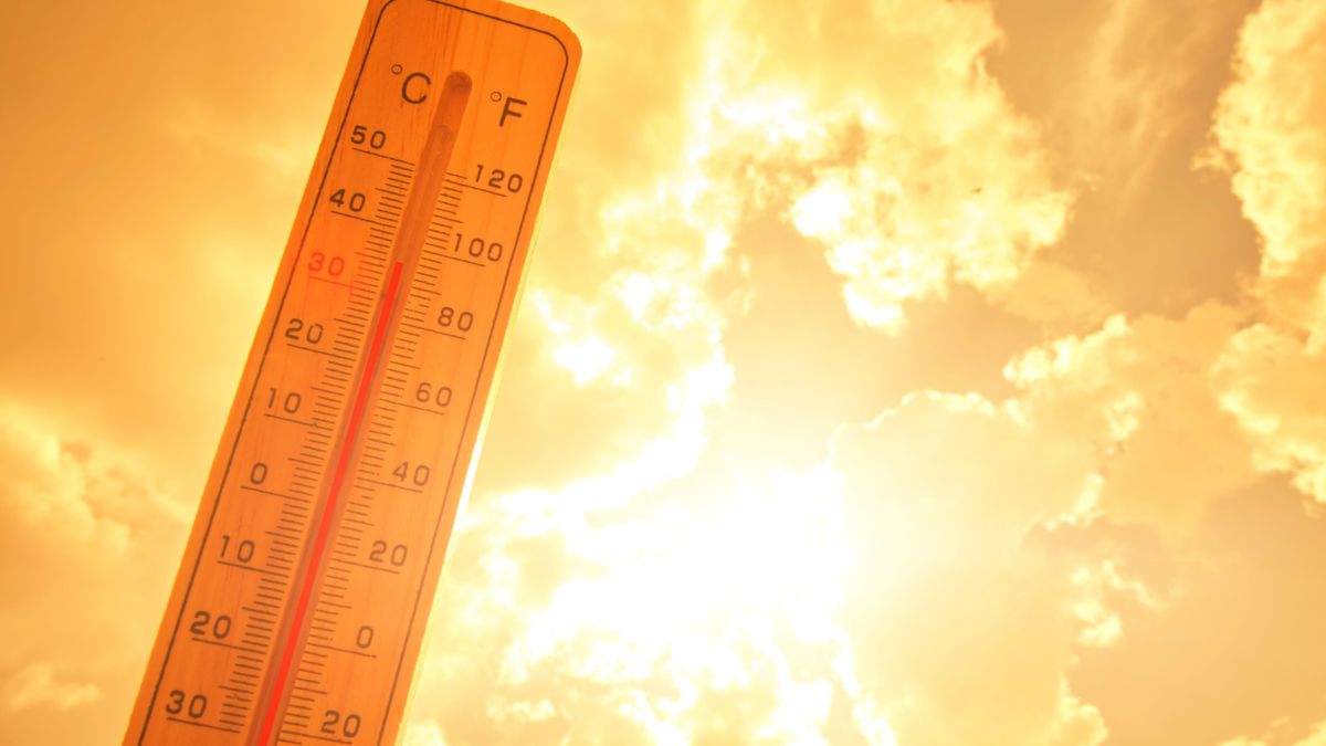 Thermometer,Against,Background,Hot,,Summer,Yellow,Sun.hot,Weather,And,High, hőség, kánikula, meleg, időjárás, nap, holnapi időjárás hőségriasztás, Rendkívüli hőmérséklet – A túlélési határ közelében a hőhullám
