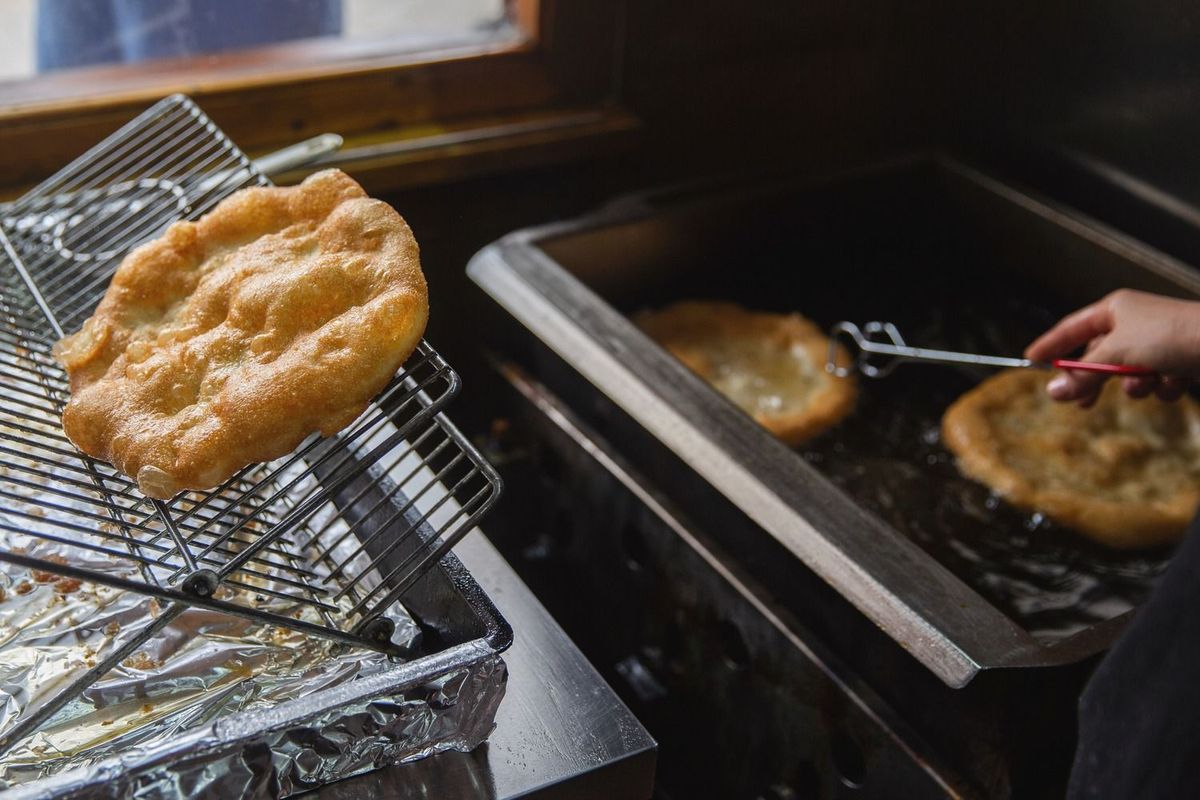 Lángos körkép Dunaalmáson az Almási Lángososnál (4)