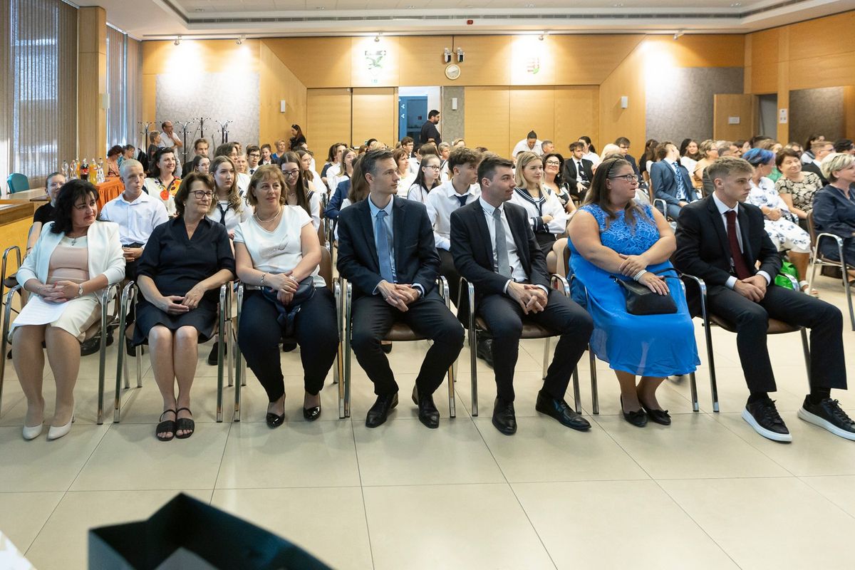 Tatabányai diákok és pedagógusok összesen 89 oklevelet vehettek át a városban