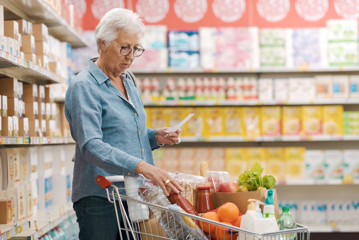Senior,Woman,Checking,Her,Grocery,List,And,Products,In,The élelmiszer-utalvány