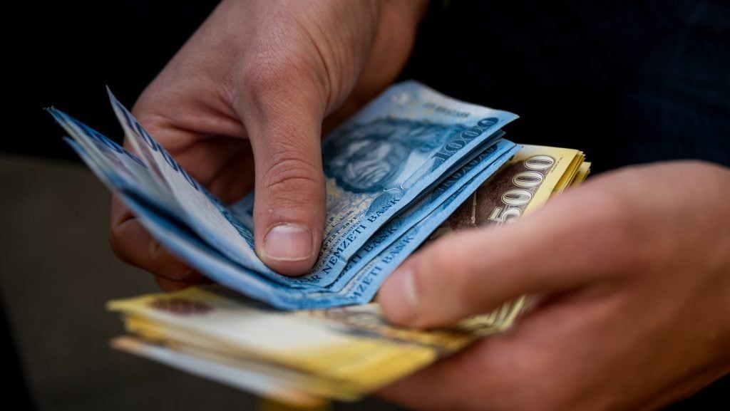 Július 1-jétől megváltozik a bírósági végrehajtások szabálya. Kiderült, a jövedelem mekkora részét nem lehet levonni végrehajtás esetén. 