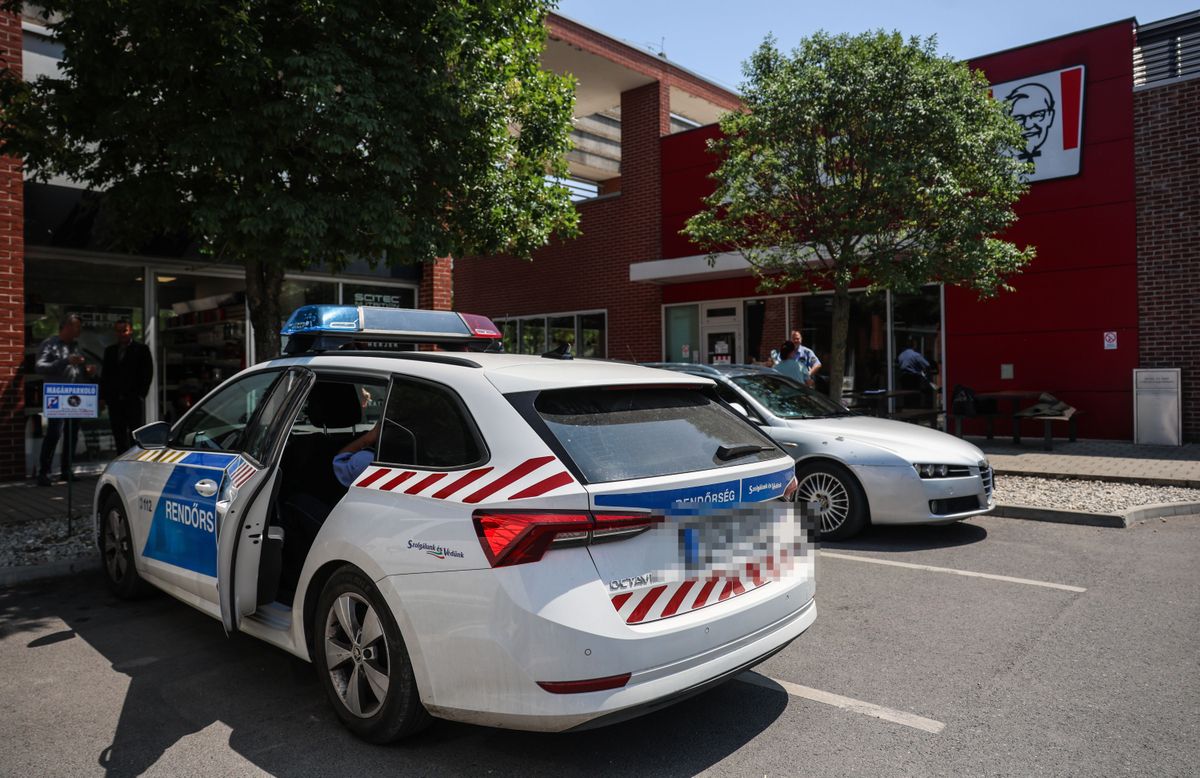 A tatabányai KFC-nél nagyon féltek az emberek a fegyver láttán