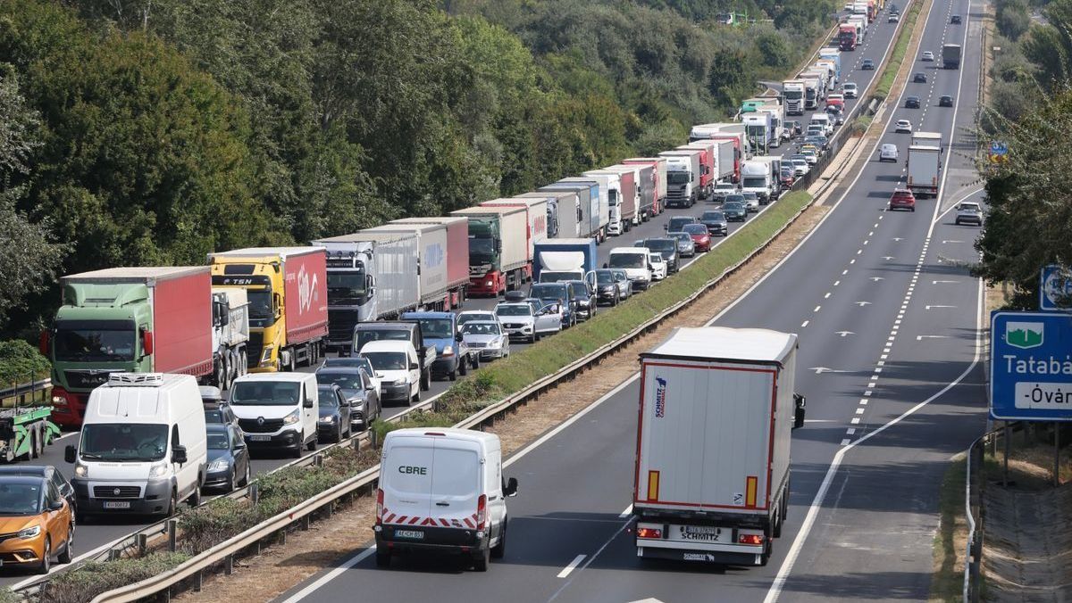 Torlódások, dugók balesetek ma mindenből kap az M1-es