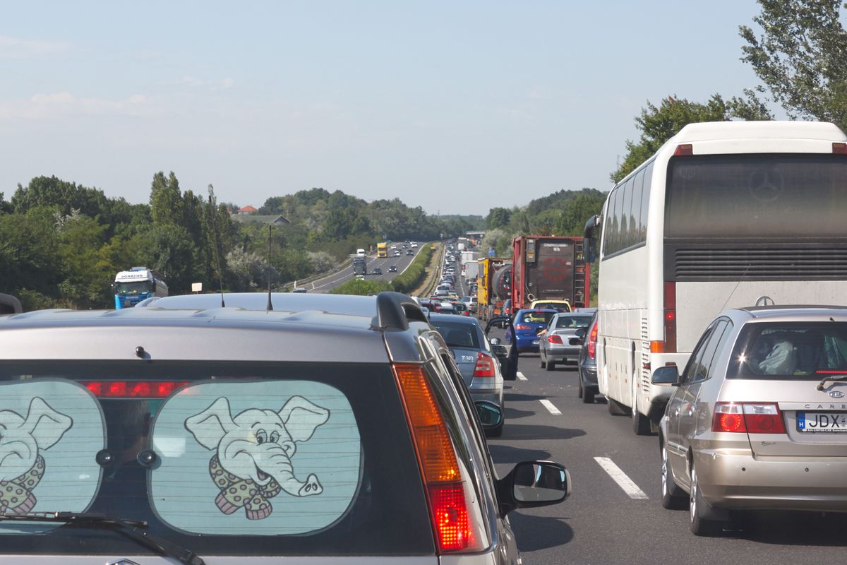 Budapest,/,Hungary,-,July,8,2017:,Traffic,Jam,On Az M1-es autópálya dugóban sem veszélytelen, életet menthet, ha gondolkodunk is araszolgatás közben