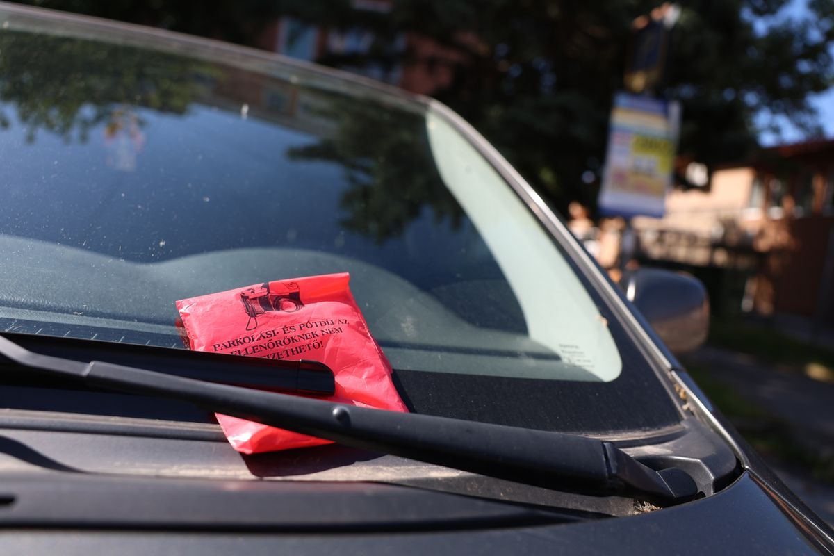Júliustól gyökeresen megváltozik Tatabánya parkolási rendszere. A tatabányai parkolás változásairól, azok előzményein át a regisztrációig: itt van minden tudnivaló.