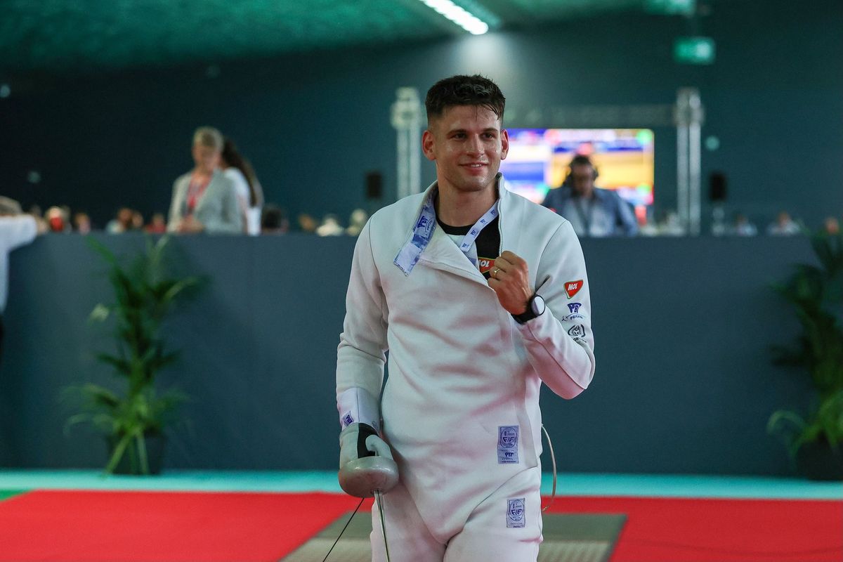 Négy magyar éremmel indult az olaszországi világverseny. A háromszoros olimpiai bajnok Szilágyi Áron ezüstérme mellett három harmadik helyezés született a genovai vívó Eb-n. Muhari Eszterék hétfőn kezdik meg a kontinensbajnokságot.
