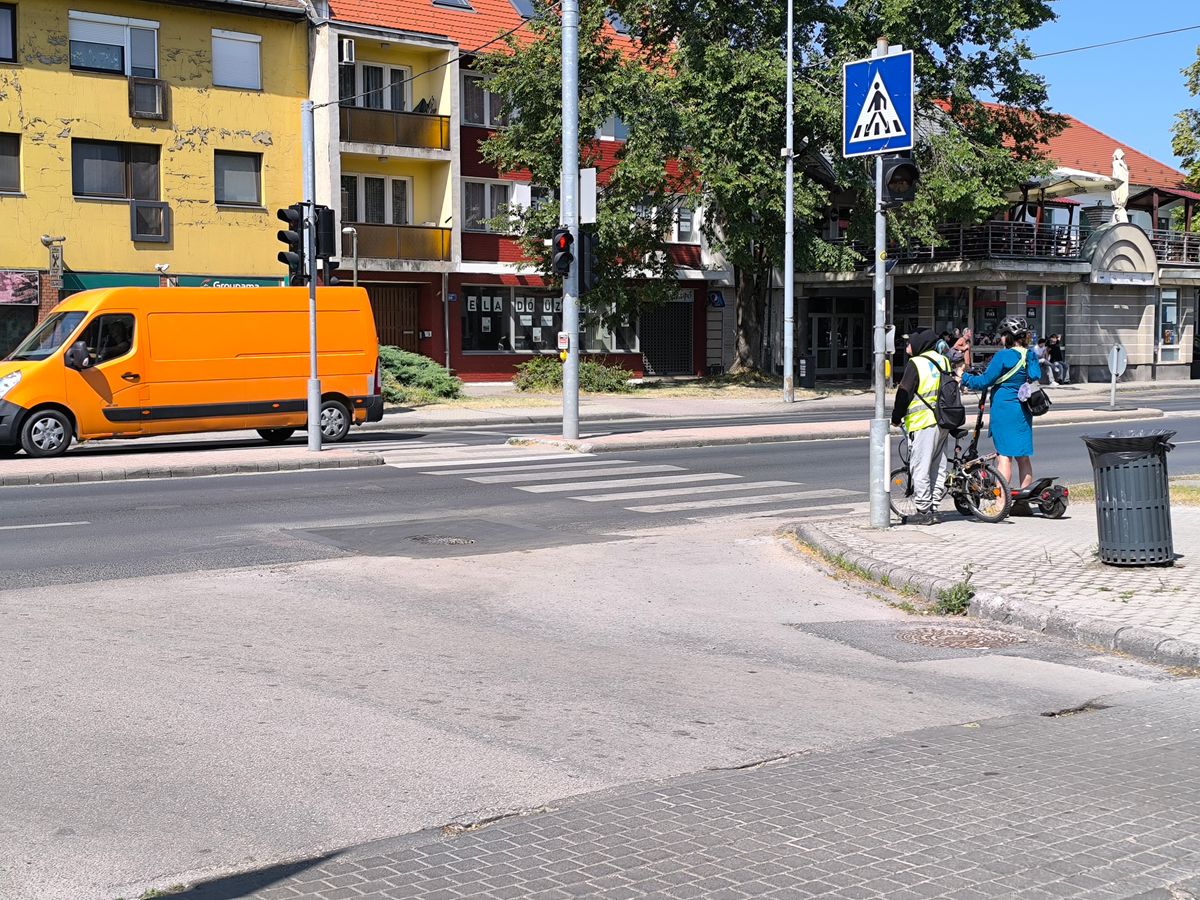 Megszűnt a balesetveszély Tata egyik legforgalmasabb csomópontjában. A Magyar Közúttól azt is megtudtuk, hogy miért tartottak egy hétig a munkálatok. Megszűnt a balesetveszély Tata egyik legforgalmasabb csomópontjában. A Magyar Közúttól azt is megtudtuk, hogy miért tartottak egy hétig a munkálatok.