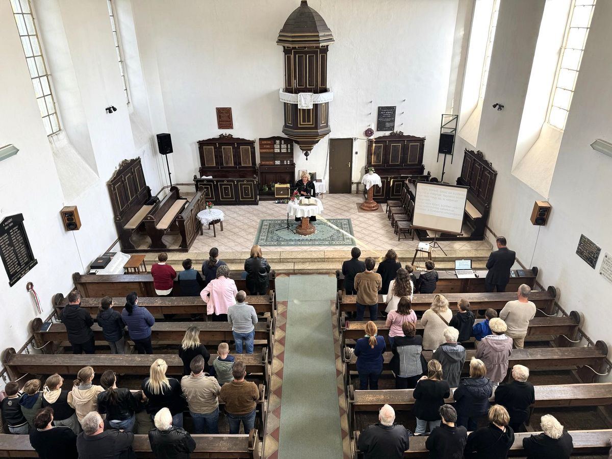 Megmenekülhet a dunaalmásiak szívének kedves évszázados épület. A református templom súlyos károsodásait most 64 milliós állami támogatásból kezdhetik helyrehozni.