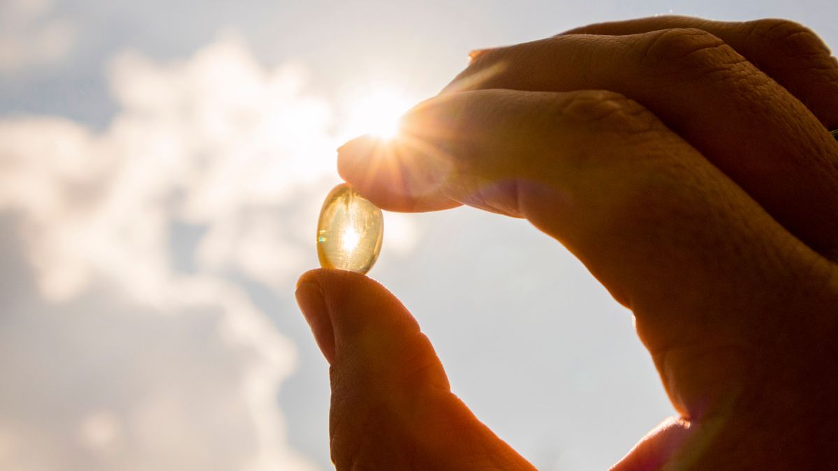 Vitamin,D,Keeps,You,Healthy,While,Lack,Of,Sun.,Yellow Bár a napsütés hozzájárulhat a D-vitamin termeléshez, érdemes szedni belőle a nyári hónapokban is