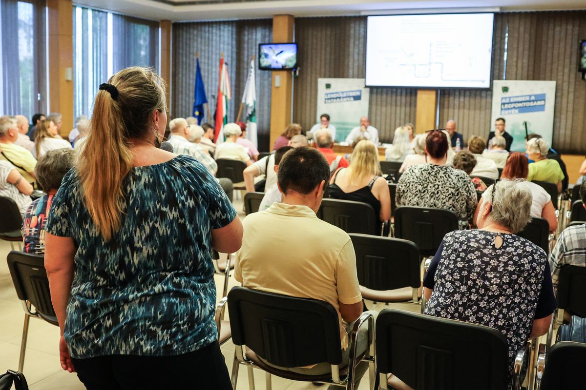 Május 4-én tartották a tatabányai lakossági fórumot az új T-Busz változások miatt. A tervezett autóbusz menetrend miatt egymásnak esett lakos és képviselő.