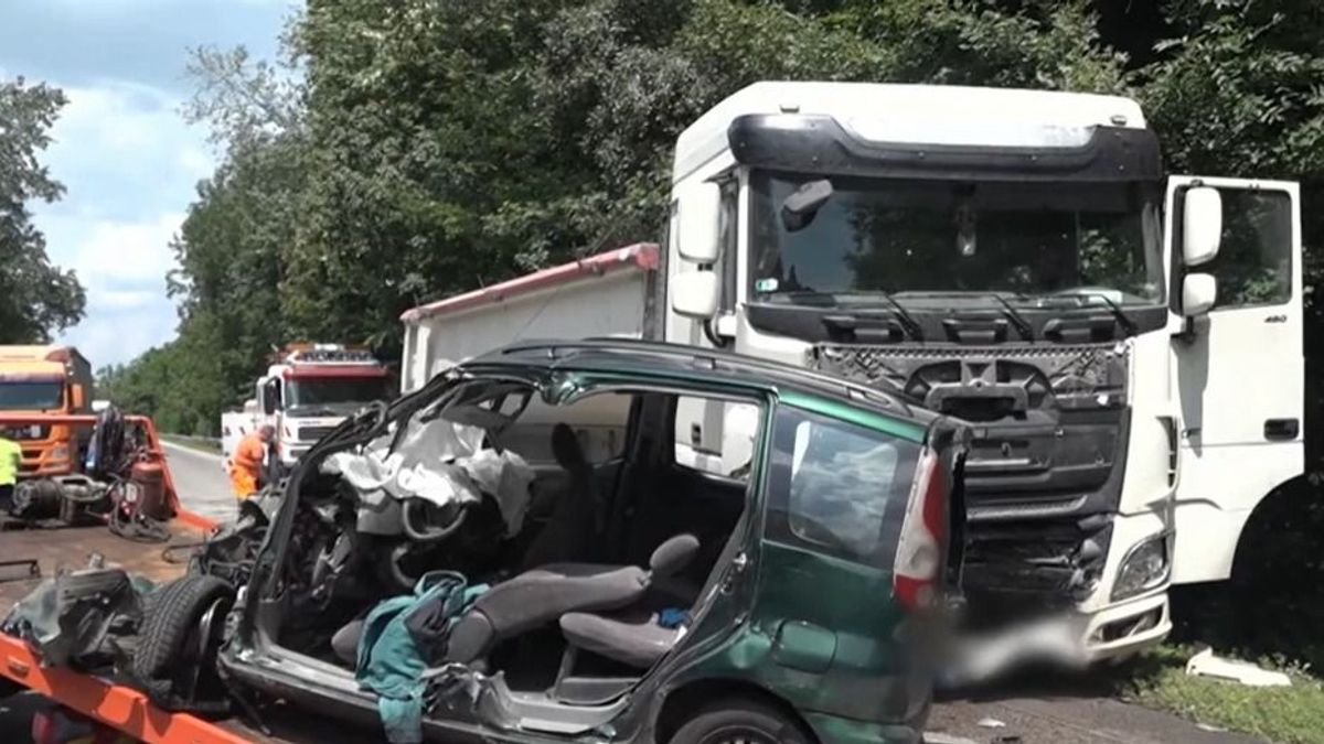 Megrázó felvételek: frontálisan ütközött, életét veszítette a 71 éves sofőr az 1-es úton