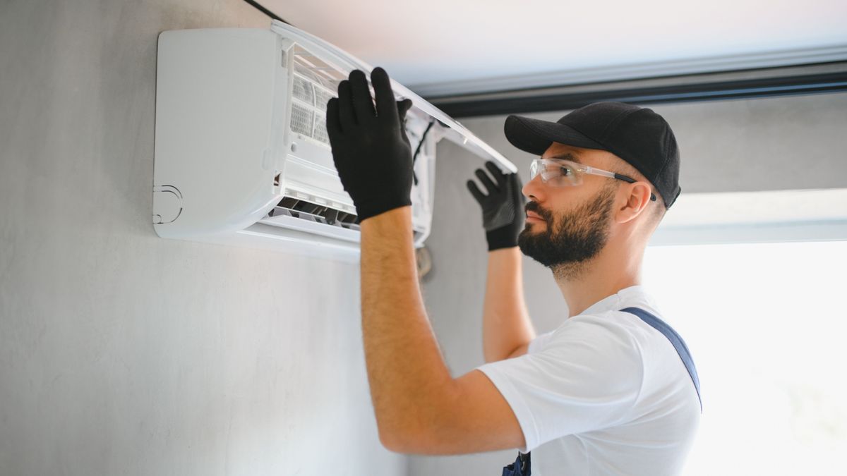 Happy,Male,Technician,Repairing,Air,Conditioner. Klímaszerelés