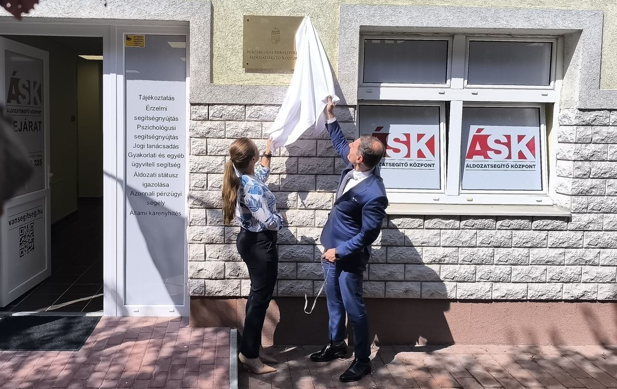 Tatabánya újabb fontos intézménnyel gazdagodott, amely a bajba jutott emberekért jött létre. A városban megnyílt az ország 18. áldozatsegítő központja, ahol a bűncselekmények áldozatai személyre szabott segítséget kaphatnak.