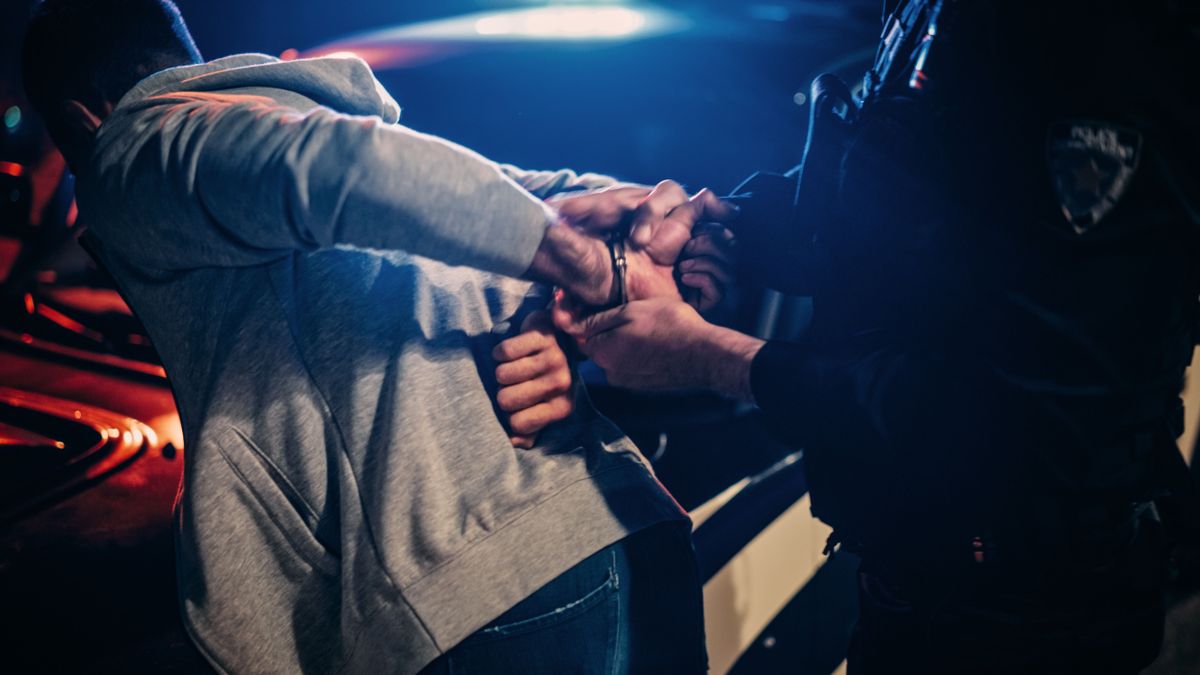 Male,Policeman,Forcing,A,Compliant,Civilian,On,The,Hood,Of sziréna, emberölési kísérlet
