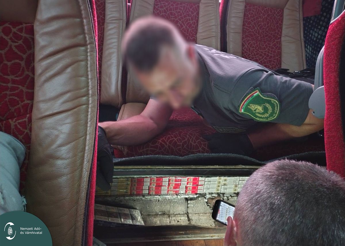 A moldáv turistabuszban kialakított rejtekhelyről 4000 doboz csempészek cigaretta került elő az M1-es autópályán.