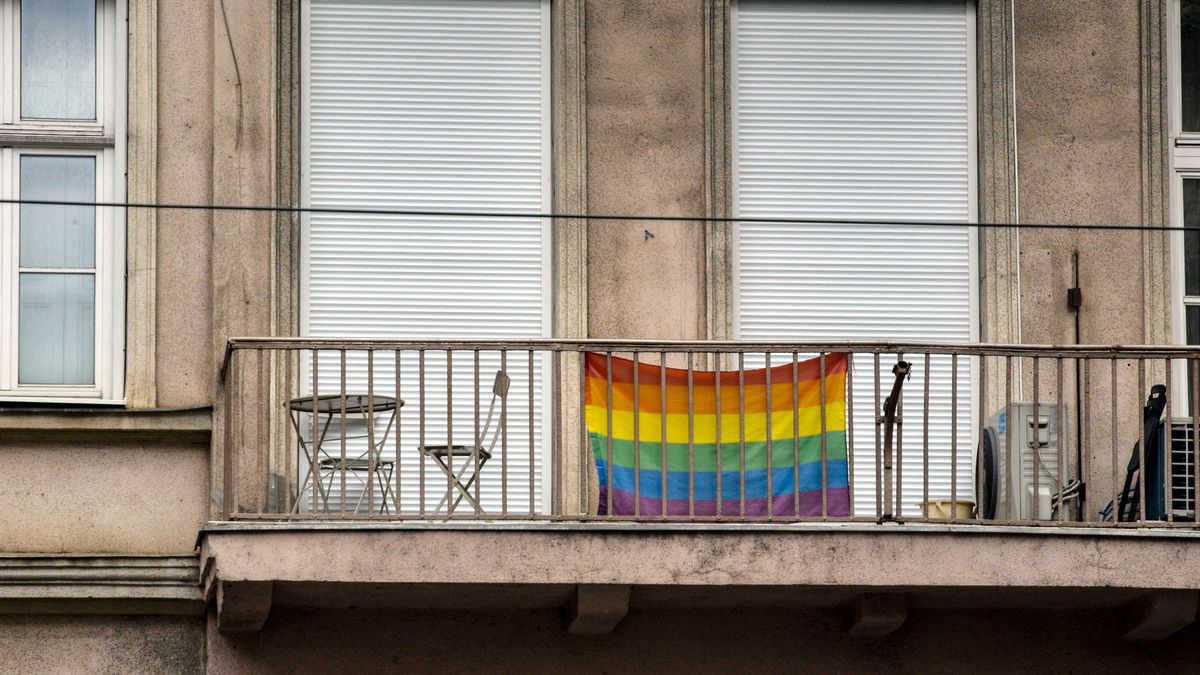 A kormányzati, állami intézmények épületein hivatalosan is tilos a szivárványos LMBTQ-zászló