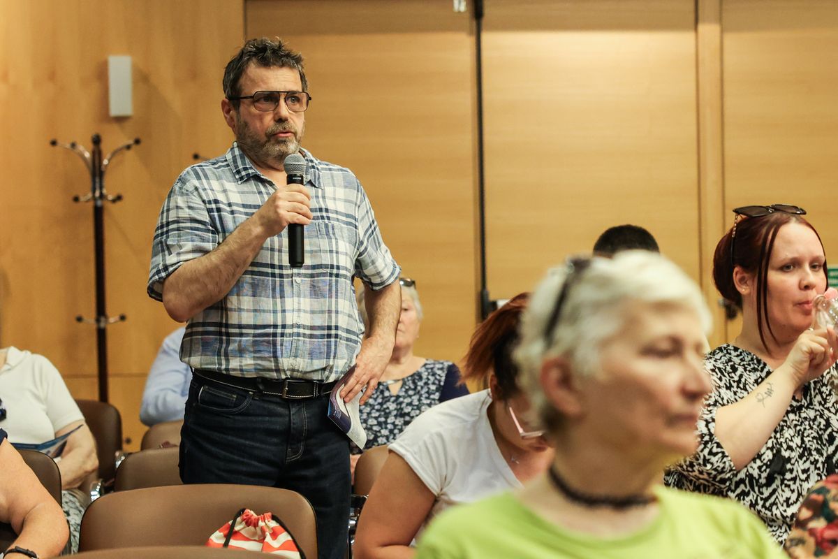 Május 4-én tartották a tatabányai lakossági fórumot az új T-Busz változások miatt. A tervezett autóbusz menetrend miatt egymásnak esett lakos és képviselő.