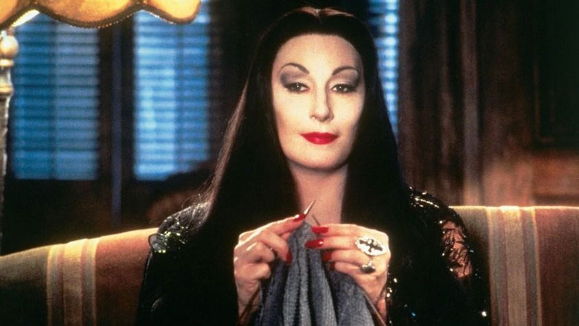 Anjelica Huston mint Morticia Addams, a sötét elegancia megtestesítője Forrás: usajacket.com