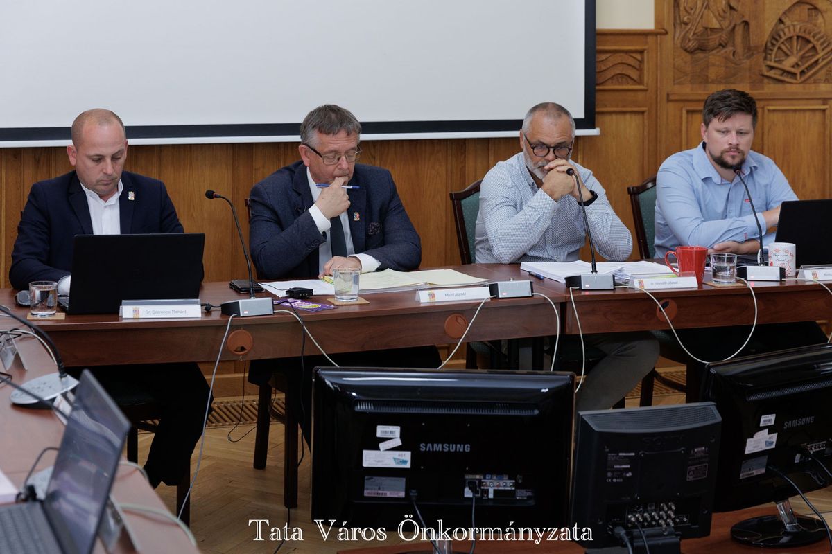 Félbeszakadt vita a Víz, Zene, Virág Fesztivál beszámolójáról. Így a képviselők nem tudtak dönteni a Blue Hill Media tartozásának elengedéséről. michl józsef testület