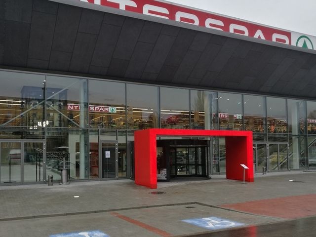 VISSZAKOZOTT AZ INTERSPAR TATABÁNYÁN A PARKOLÓ ÜGYÉBEN Forrás: facebook