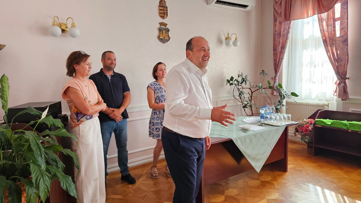 Komáromban is megkezdődik a nyári diákmunkaprogram. Dr. Molnár Attila köszöntőjében saját emlékeit is felelevenítette