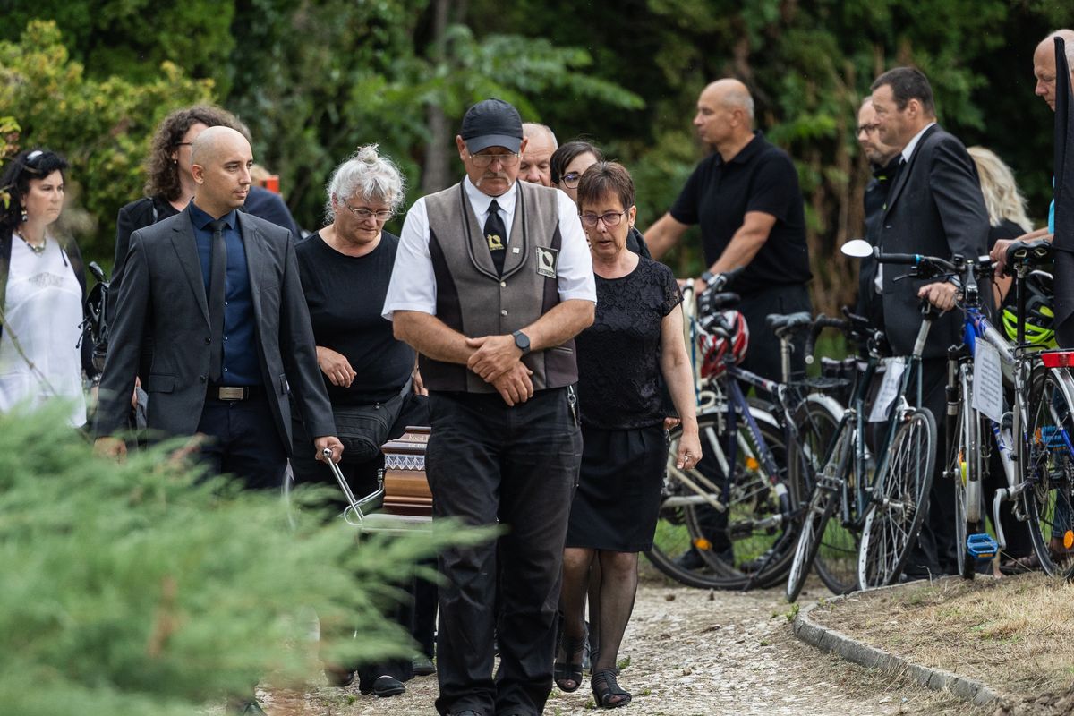 Több százan gyűltek össze péntek délután a tatai köztemetőben, Kocsi Imre búcsúztatóján