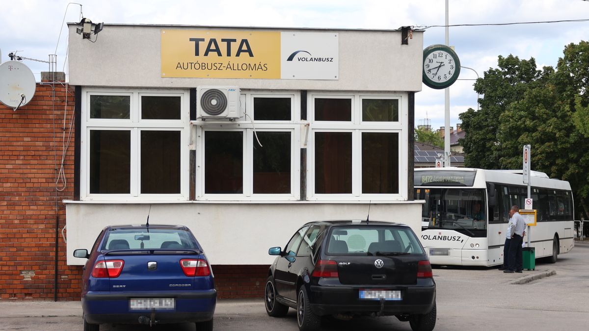 Egy idős férfi lett rosszul egy buszon. A tragédia a buszpályaudvaron történt, a mentők is megszólaltak a történtekről.
